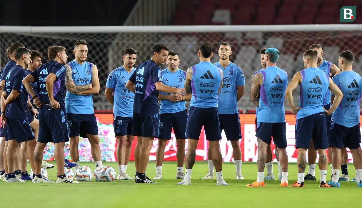 <p>Pelatih Timnas Argentina, Lionel Scaloni, memberikan arahan kepada&nbsp;anak asuhnya saat melakukan latihan resmi menjelang laga FIFA Matchday melawan Timnas Indonesia di Stadion Utama Gelora Bung Karno (SUGBK), Jakarta, Minggu (18/06/2023). (Bola.com/Bagaskara Lazuardi)</p>
