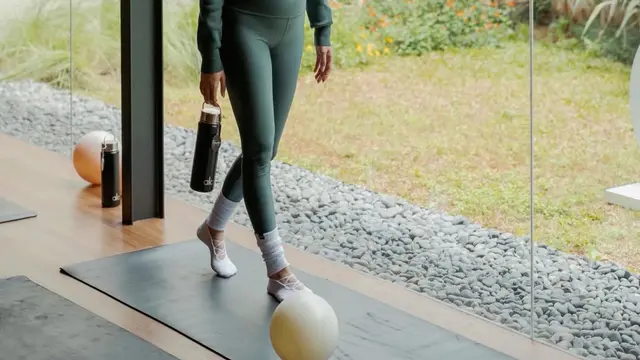 Gaya Bumil Sporty Alyssa Daguise dalam Balutan Sportwear Sambil Pamer Baby Bump