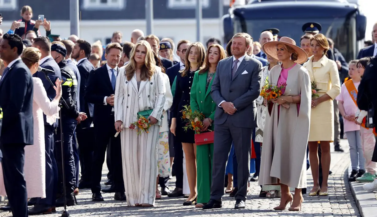 <p>Raja Belanda Willem-Alexander (kedua dari kanan) bersama Ratu Maxima (kanan), Putri Ariane (kedua dari kiri), Alexia (tengah), dan Amalia (kiri) menghadiri perayaan Hari Raja di Maastricht, Belanda, Rabu (27/4/2022). Setelah dua tahun hening karena pandemi COVID-19, Belanda kembali merayakan Hari Raja seperti biasa. (Sem van der Wal/ANP/AFP)</p>