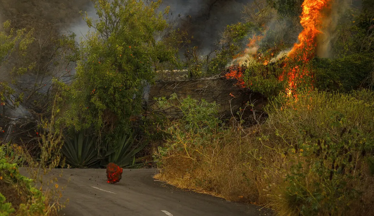 Sebuah batu cair dari lava gunung berapi terlihat di tengah jalan dekat El Paso di pulau La Palma di Canaries, Spanyol (20/9/2021).  Lava menghancurkan segala sesuatu di jalurnya tetapi evakuasi segera membantu menghindari korban setelah letusan hari Minggu. (Kike Rincon, Europa Press via AP)