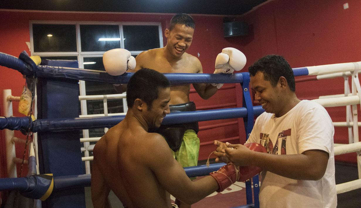 Saat itu dia berhasil merebut gelar WBO Asia Pasifik dan Afrika dengan kemenangan angka mutlak. (Bola.com/Vitalis Yogi Trisna)