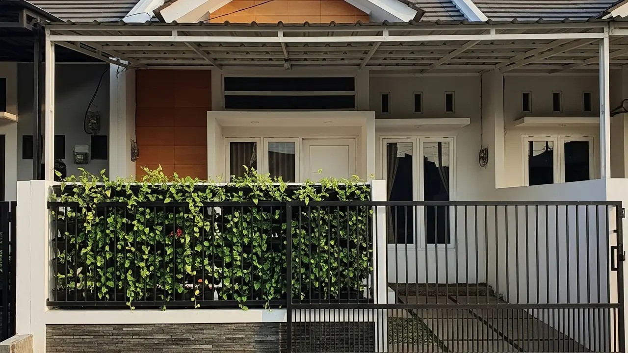 9 Ide Pagar Rumah Kombinasi Tanaman Hidup dan Pagar Besi, Estetika Alami Hunian