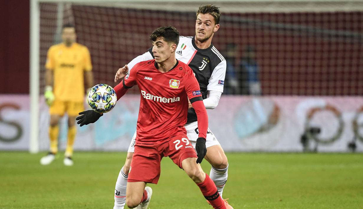 Gelandang Leverkusen, Kai Havertz, berebut bola dengan bek Juventus, Daniele Rugani, dalam laga Grup D Liga Champions di Leverkusen, Jerman pada 11 Desember 2019. Bayer Leverkusen kalah 0-2 atas Juventus. (AFP/Inas Fassbender)