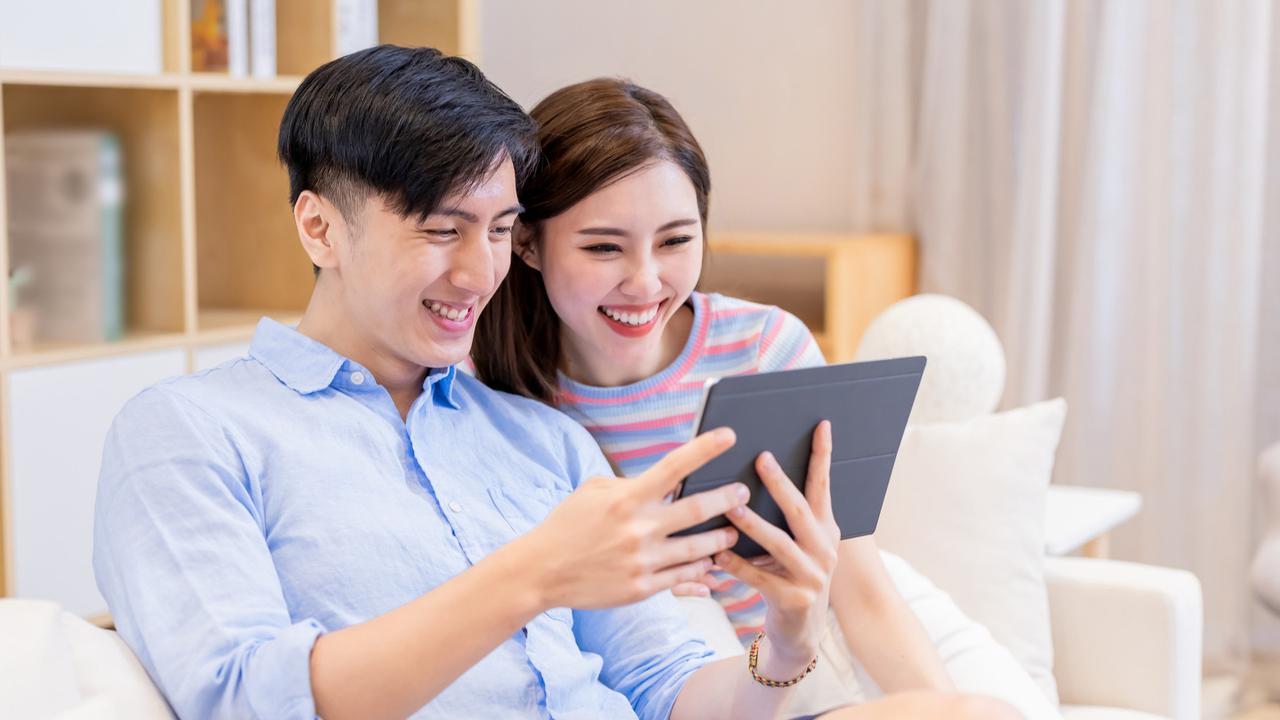 5 Kebiasaan Chatting yang Membuat Pria Tertarik