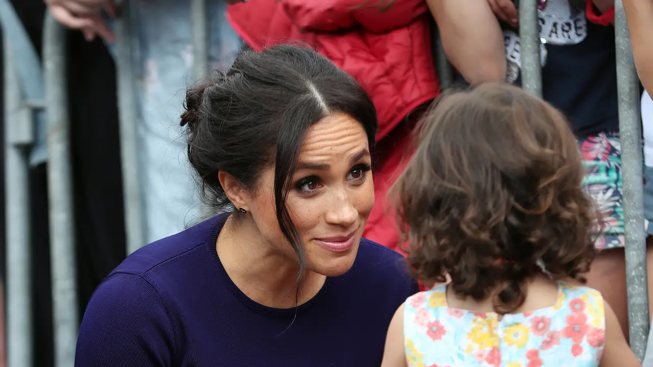 Gaya Interaksi Pangeran Harry dan Meghan Markle pada Anak Kecil