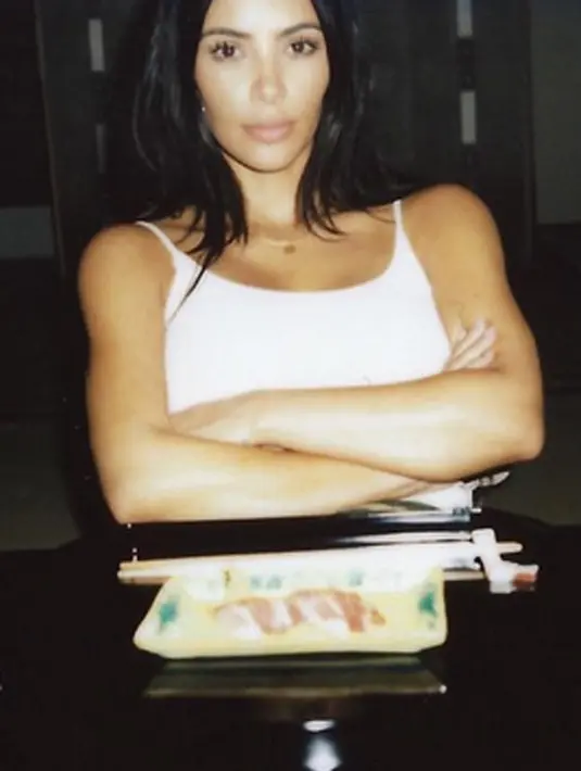 Belakangan ini mainan fidget spinner memang menjadi hal yang sedang digemari. Kim Kardashian yang pandai dalam urusan bisnis ternyata juga meluncurkan produk mainan ini. (Instagram/kimkardashian)