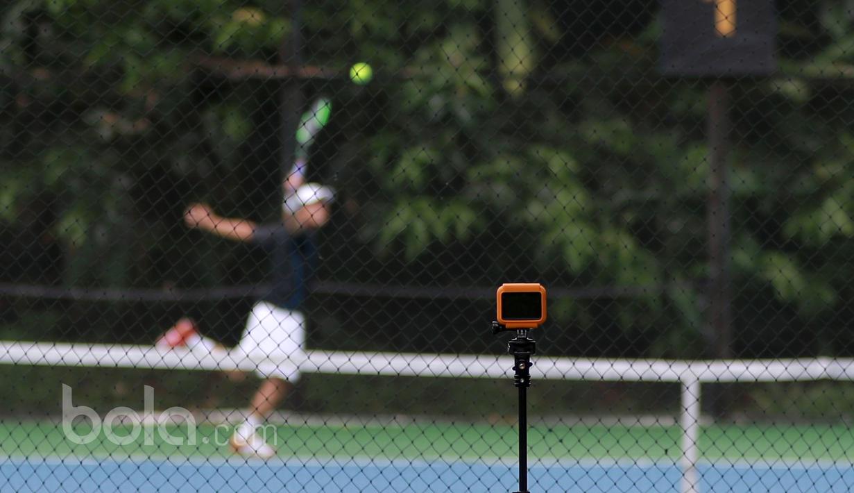 Selain bertanding para petenis juga merekam aksi lawannya pada ajang Combiphar Tennis Open 2017 di Hotel Sultan, Jakarta. Senin (13/2/2017). (Bola.com/Nicklas Hanoatubun)