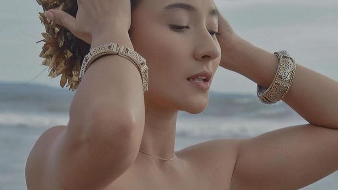 Mengenakan Kebaya di Pantai <br>