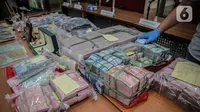 Sejumlah barang bukti uang diperlihatkan saat rilis kasus dugaan investasi ilegal E-Dinar Coin (EDC) Cash.di Bareskrim Polri, Jakarta, Kamis (22/4/2021). (Liputan6.com/Faizal Fanani)