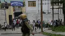 Pelajar Kashmir melempari seorang polisi India saat bentrok di Srinagar, Kashmir, Rabu (17/5). Beberapa bulan belakangan ini keadaan di Kashmir terus diwarnai oleh bentrok antara pelajar dengan polisi. (AP Photo / Mukhtar Khan)