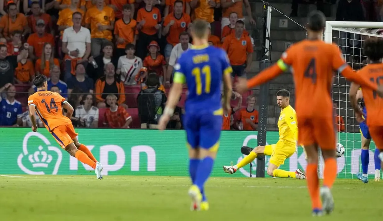 Pemain keturunan Indonesia, Tijjani Reijnders, tampil apik dan menyumbang satu gol. Total tujuh gol tercipta saat Timnas Belanda saat melawan Bosnia. (AP Photo/Peter Dejong)