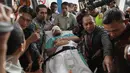 Penyidik KPK, Novel Baswedan tiba di RS Jakarta Eye Center (JEC), Menteng, Jakarta, Selasa (11/4). Sebelumnya pihak RS Mitra Keluarga sudah melakukan beberapa tindakan yaitu membersihkan sisa air keras di mata kiri Novel. (Liputan6.com/Faizal Fanani)