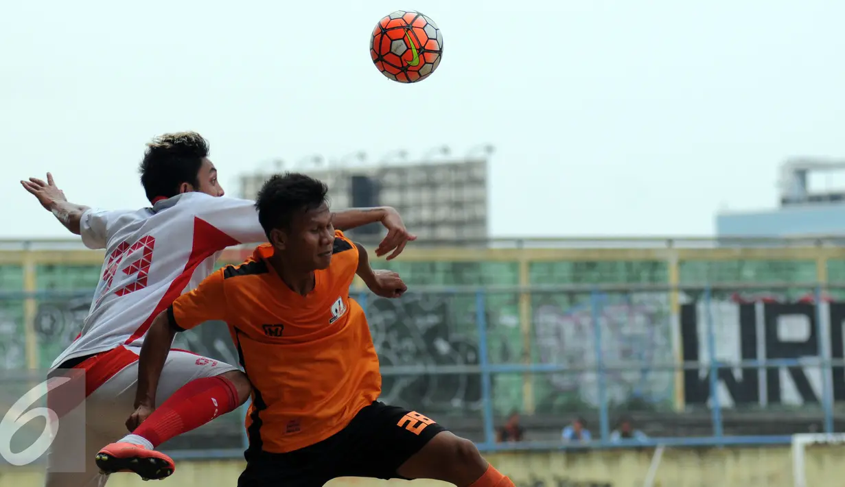 Pesepakbola Persipasi Bandung Raya (PBR) dan Villa 2000 berebut bola saat laga ujicoba di Stadion Lebak Bulus Jakarta, Sabtu (22/8/2015). Uji tanding ini merupakan persiapan PBR menghadapi turnamen Piala Presiden 2015. (Liputan6.com/Helmi Fithriansyah)