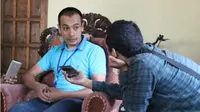 Mirza Amir (kiri) yang berasal dari Tajikistan belajar budaya Jawa di Boyolali. (Solopos.com/Istimewa/Mahasiswa UI/Lian)