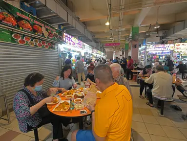 Pengunjung menikmati makanan di pusat jajanan (hawker) Tekka, Singapura, pada 17 Desember 2020. Budaya hawker atau jajanan kaki lima Singapura masuk dalam Daftar Warisan Budaya Takbenda UNESCO, menurut pernyataan PM Lee Hsien Loong melalui Facebook pada Rabu (16/12) malam. (Xinhua/Then Chih Wey)