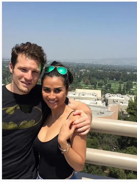 Dugaan para nitizen, kalau Uli telah menikah dengan lelaki bule tersebut. Apalagi ada foto mereka yang saling menempelkan lidah. (Instagram/ @uliauliani10)