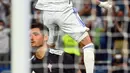 Pemain Real Madrid Karim Benzema melakukan selebrasi usai mencetak gol ke gawang Celta Vigo pada pertandingan Liga Spanyol di Stadion Santiago Bernabeu, Madrid, Spanyol, 12 September 2021. Karim Benzema mencetak hattrick saat Real Madrid mengalahkan Celta Vigo 5-2. (GABRIEL BOUYS/AFP)