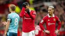 Pemain Manchester United, Casemiro, tampak kecewa setelah mendapat kartu merah pada laga Liga Inggris di Stadion Old Trafford, Minggu (12/3/2023). (AP Photo/Jon Super)
