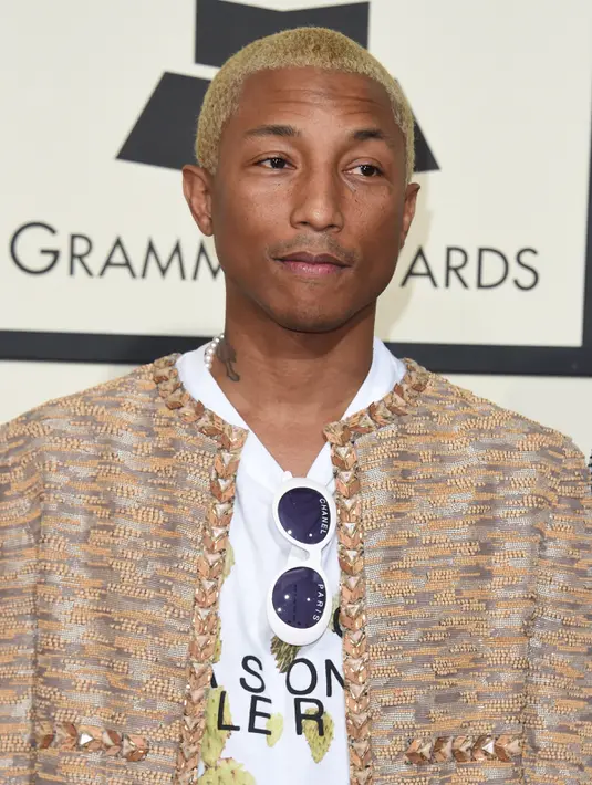 Pharrell Williams ketika berpose di karpet merah Grammy Awards 2016 di Los Angeles, Senin (15/2). Dalam ajang bergengsi itu, Pharrell juga menarik perhatian dengan rambut cepaknya yang kini berwarna coklat terang. (AFP PHOTO/Valerie MACON)