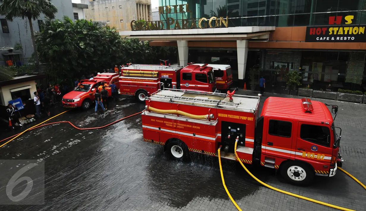 Beberapa kendaraan pemadam disiagakan di depan Hotel Grand Paragon, Jakarta, Senin (2/1). Senin pagi kebakaran terjadi di Hotel Grand Paragon Jakarta, puluhan petugas berupaya melakukan pemadaman. (Liputan6.com/Helmi Fithriansyah)
