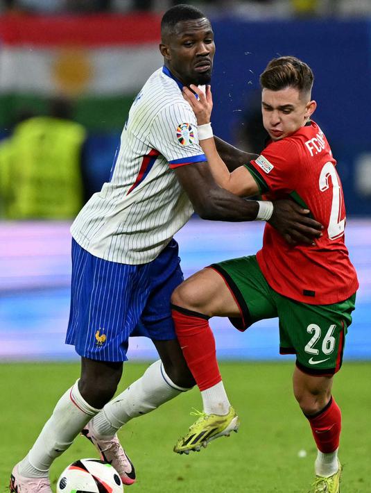 Laga perempat final Euro 2024 antara Portugal dan Prancis berlangsung ketat. (PATRICIA DE MELO MOREIRA/AFP)