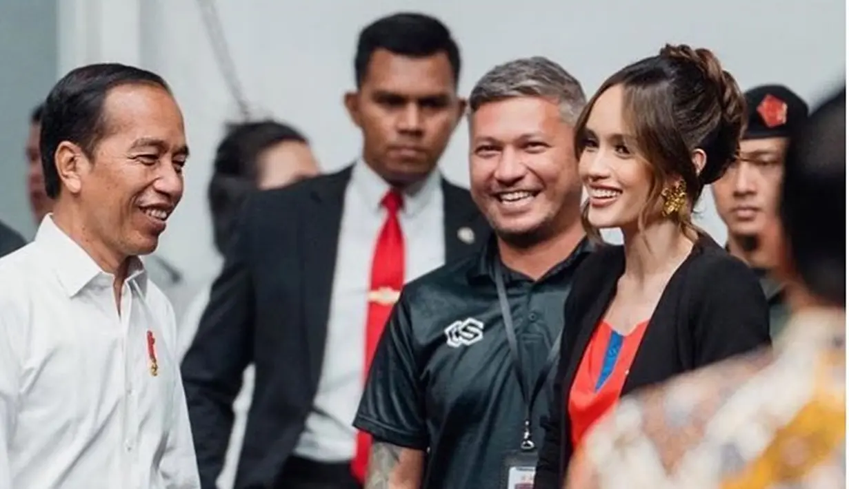 Sementara itu, Gading Marten juga mengungkapkan rasa bahagianya bisa mendampingi Presiden Jokowi meresmikan Indonesia Arena. Sama seperti Cinta, ayah dari Gempi itu juga mengucapkan terima kasih kepada beberapa menteri yang hadir. Gading juga merasa bangga karena Indonesia siap menjadi tuan rumah FIBA World Cup 2023. (Liputan6.com/IG/@gadiiing)