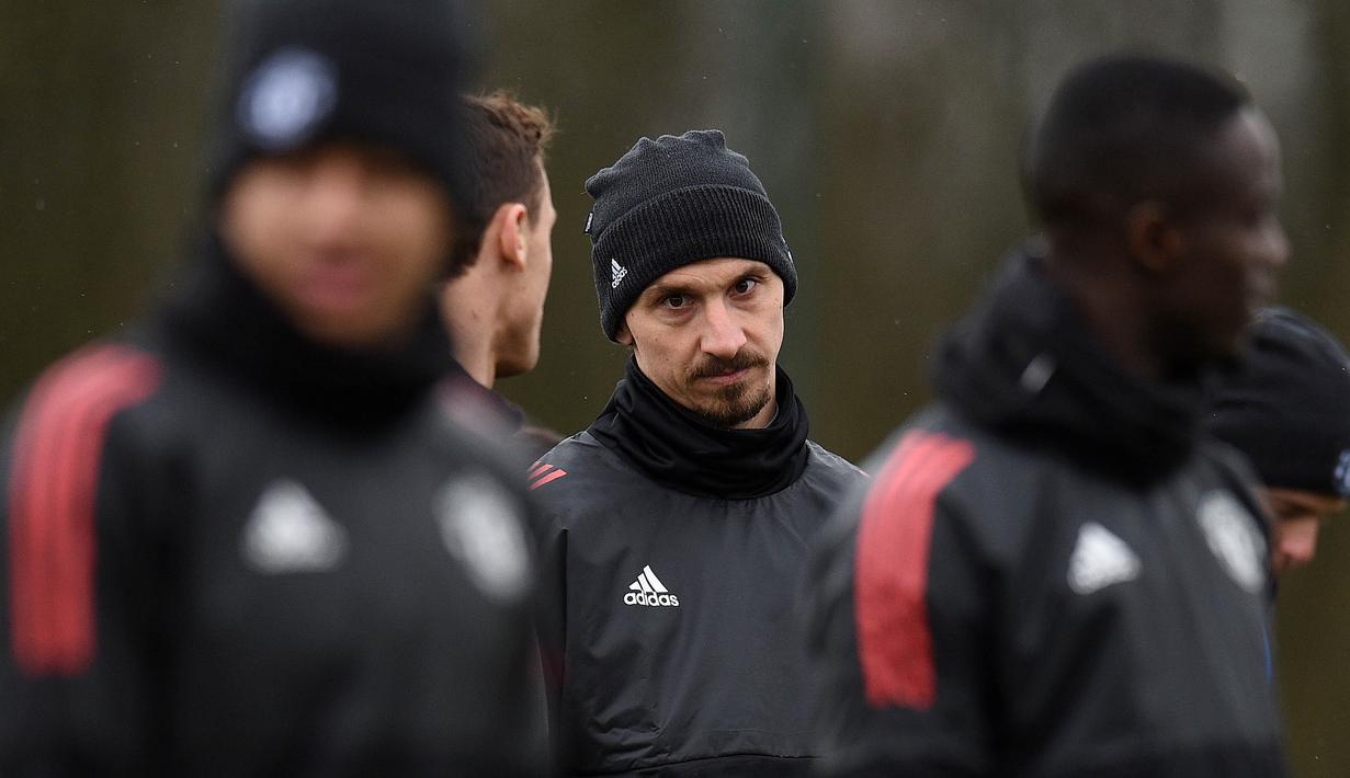 Striker Manchester United, Zlatan Ibrahimovic, saat latihan jelang laga Liga Champions di Manchester, Senin (12/3/2018). Manchester United akan berhadapan dengan Sevilla. (AFP/Oli Scarff)