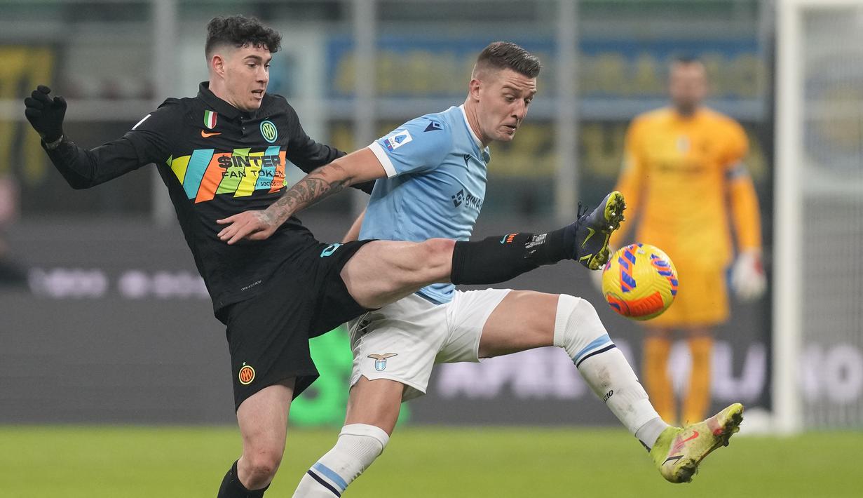 Meski Lazio gencar melakukan serangan untuk menyamakan skor, namun Sergej Milinkovic-Savic dan kawan-kawan tidak mendapatkan peluang matang untuk mencetak gol. (AP/Antonio Calanni)