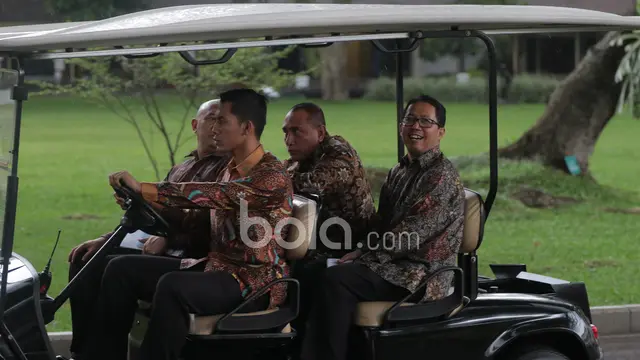 Guyuran Hujan dan Mobil Listrik Temani Timnas Indonesia Bertemu Jokowi