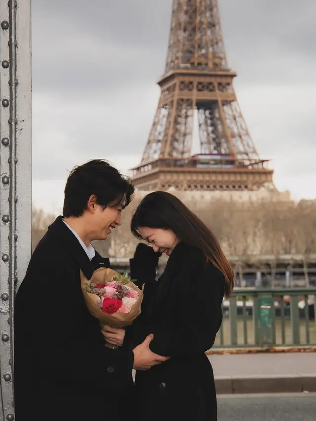 Potret Taecyeon 2PM Diduga Telah Lamar Kekasih di Paris Tahun Lalu Ini Viral (credit: instagram/thebestphotoparis)