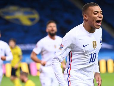 Penyerang Prancis, Kylian Mbappe, melakukan selebrasi usai mencetak gol ke gawang Swedia pada laga UEFA Nations League di Friends Arena, Minggu (6/9/2020). Prancis menang 1-0 atas Swedia. (Christine Olsson/TT via AP)