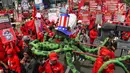 Peserta aksi dari sejumlah elemen buruh mengusung boneka gurita raksasa dalam peringatan Hari Buruh Sedunia di kawasan Bundaran HI, Jakarta, Rabu (1/5/2019). Massa aksi dalam peringatan Hari Buruh 2019 tidak dapat mendekati Istana Merdeka lantaran tertahan di kawasan itu. (Liputan6.com/Johan Tallo)