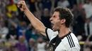 Pemain Jerman Thomas Mueller melakukan selebrasi usai mencetak gol ke gawang Prancis pada pertandingan persahabatan internasional di Dortmund, Jerman, Selasa (12/9/2023). Jerman menang 2-1 atas Prancis. (AP Photo/Martin Meissner)