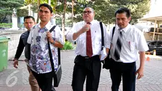 Anak buah Gubernur Sumut Gatot Pujo Nugroho, Mustofa (kiri) didampingi pengacaranya mendatangi Gedung KPK, Jakarta, Kamis (23/7/2015). Mustofa diperiksa sebagai saksi untuk M Yagari Bhastara alias Gerry, anak buah OC Kaligis. (Liputan6.com/Yoppy Renato)