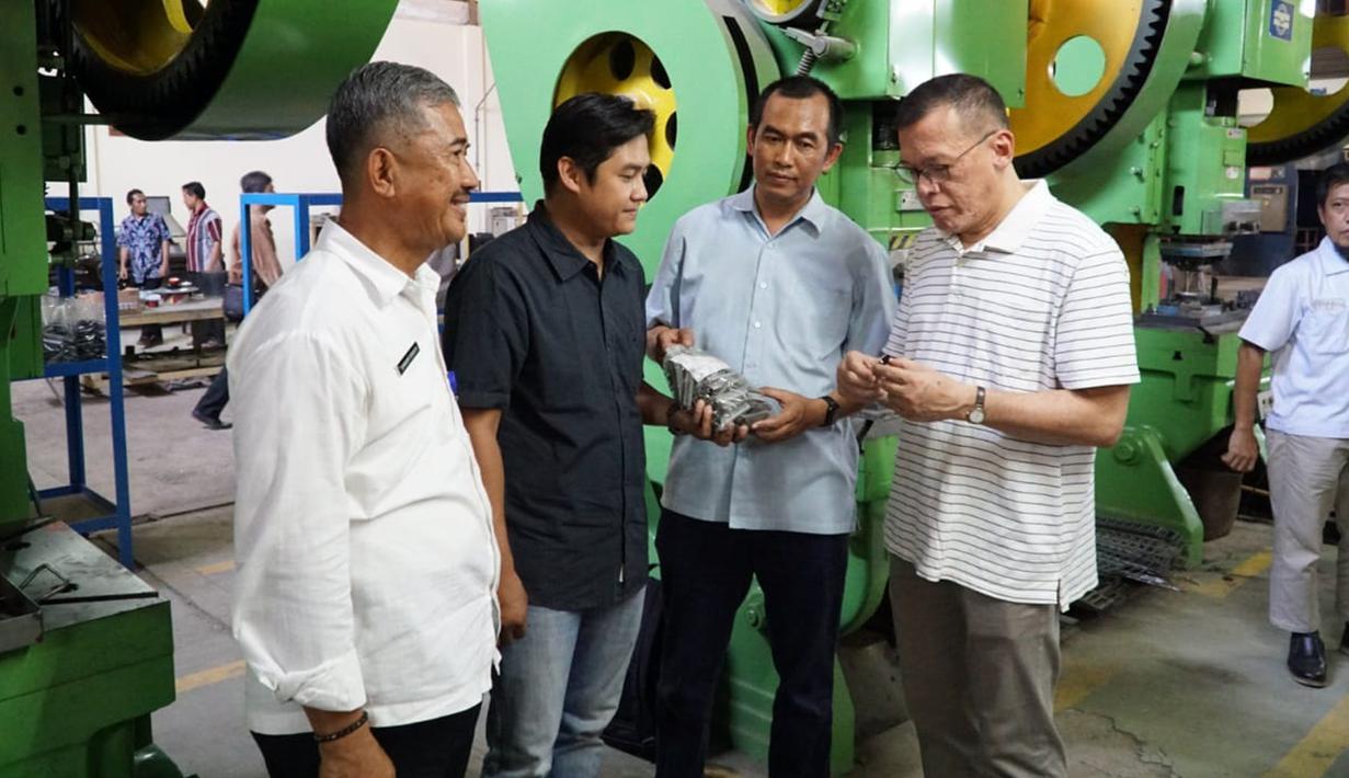 Ketua Pengurus Yayasan Dharma Bhakti Astra (YDBA) Henry C.Widjaja (kedua kanan) berbincang dengan pelaku industri komponen saat meninjau industri kecil dan menengah (IKM) logam di Desa Bengle, Tegal, Jawa Tengah, Rabu (10/10). (Liputan6.com/HO/Eko)