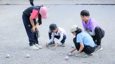 Beberapa anak memainkan olahraga Petanque di Lapangan Latih Dua Kompleks 700th Anniversary of Chiang Mai Stadium, Thailand, Kamis (11/12/2025). Petanque merupakan salah satu olahraga favorit bagi masyarakat Thailand. (Bola.com/Bagaskara Lazuardi)
