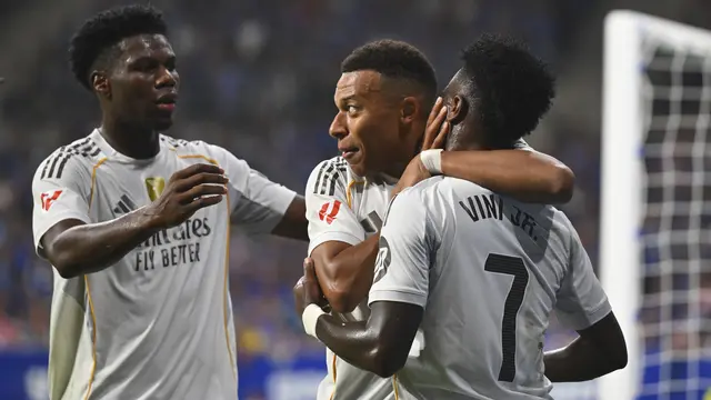 Kylian Mbappe dari Real Madrid (tengah) mendapat ucapan selamat dari rekan-rekannya, Vinicius Junior (kanan) dan Aurelien Tchouameni
