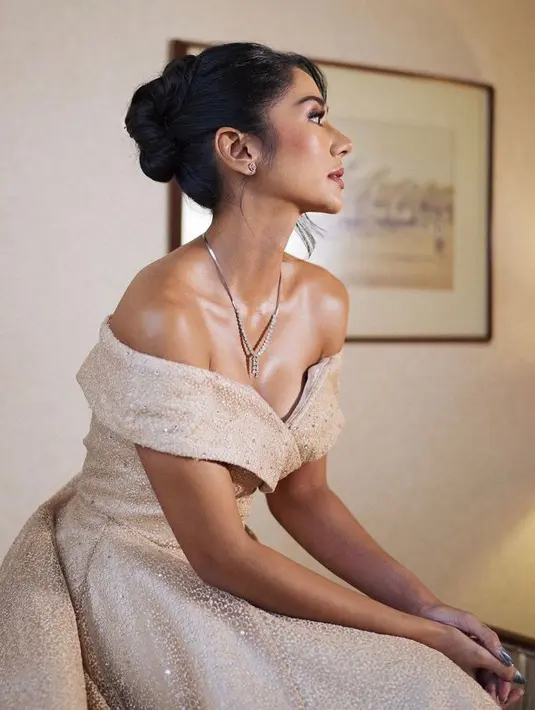 Sementara hair stylist Opick Mano menata rambut Fanny bergaya updo dengan poni yang membingkai wajahnya.