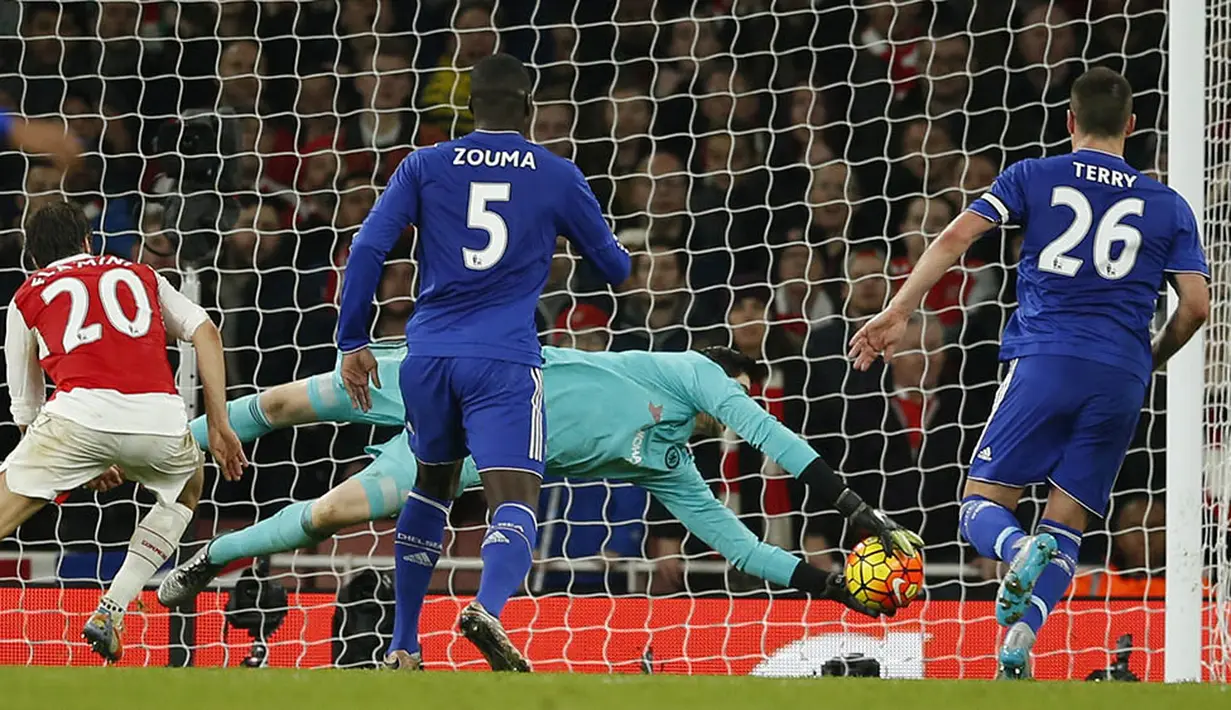 Kiper Chelsea, Thibaut Courtois, mengamankan gawangnya dari serangan pemain Arsenal. Kemenangan ini mumbuat The Blues merangkak naik ke posisi 13 klasemen Liga Inggris. (Reuters/John Sibley)