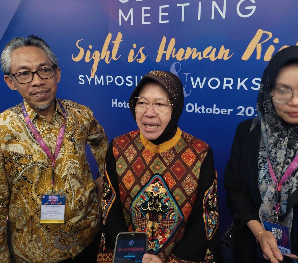 "Kita coba buat alat dan sebagainya. Kemudian melatih anak muda untuk mereka berkarya sesuai fashion. Untuk itu kita bantu komputer yang memiliki teknologi seperti mengubah teks menjadi voice," kata dia.&nbsp;