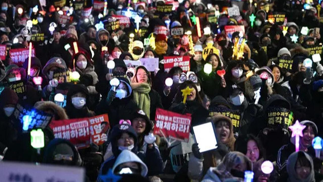 FOTO: Cara Unik Generasi Muda Korsel di Demo Pemakzulan Presiden, Serentak Nyalakan Light Stick K-Pop