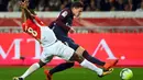 Aksi pemain AS Monaco, Almamy Toure (kiri) menahan laju pemain PSG, Julian Draxler pada lanjutan Ligue 1 di Louis II stadium, Monaco, (26/11/2017). PSG menang 2-1. (AFP/Anne-Christine Poujoulat)