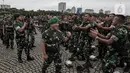 Kepala Staf Angkatan Darat (KSAD) Jenderal TNI Dudung Abdurachman (tengah) menyapa pasukan saat memimpin Apel Gelar Kesiapsiagaan TNI Angkatan Darat di Lapangan Monumen Nasional (Monas), Jakarta Pusat, Rabu (26/10/2022). Dalam apel tersebut KSAD menekankan enam hal yang harus menjadi perhatian khusus TNI AD. (Liputan6.com/Johan Tallo)