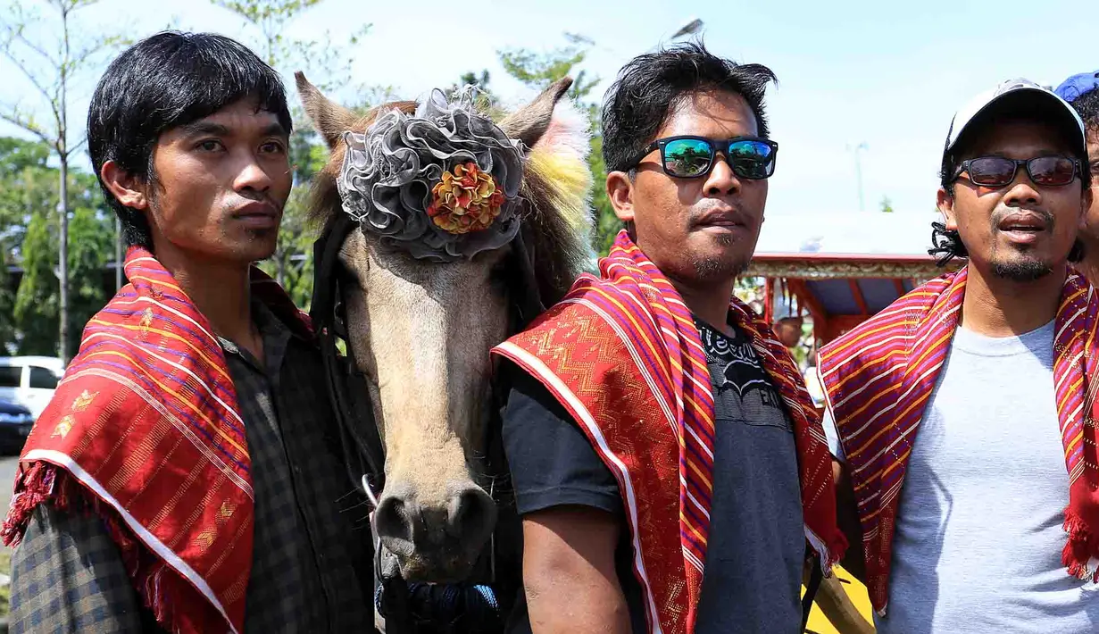 Salah satunya adalah Kirab, dan kemarin, Rabu (23/11) telah digelar gladi kotornya di sepanjang jalan Gagak Hitam, mulai dari Medan International Convention Center (MICC) hingga Bukit Hijau Regency (BHR) Komplek Tasbih Medan.  (Deki Prayoga/Bintang.com)