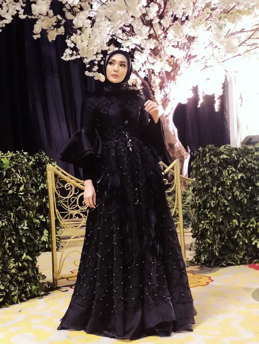 Selanjutnya adalah saat Fenita Arie tampil dengan gaun hitamnya. Nggak berlebihan, Fenita terlihat begitu cantik dan elegan. (Instagram/fenitarie)