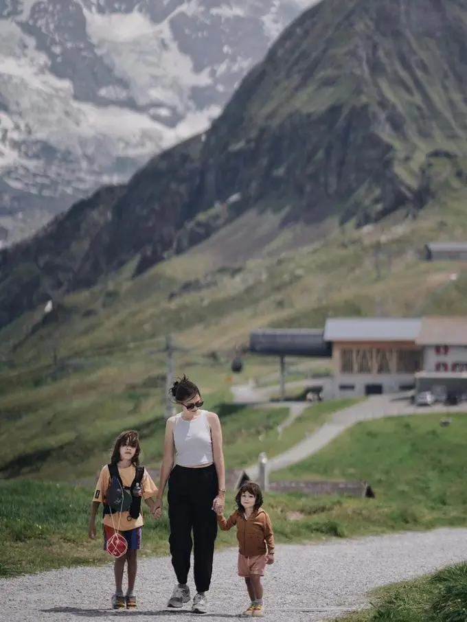 Potret Sabai Morscheck Liburan di Swiss Bareng Anak