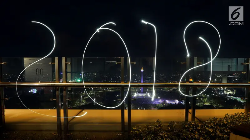 FOTO: Sambut Tahun Baru, Kawasan Monas Dihiasi Kembang Api