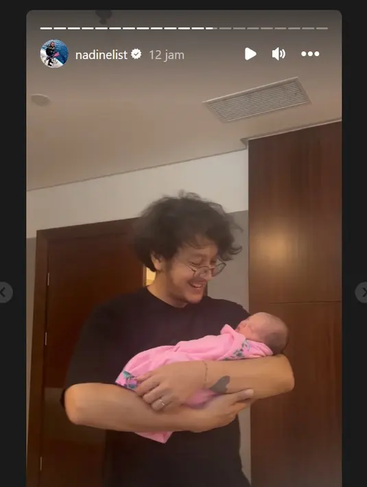 Kebahagiaan Dimas Anggara menimang-nimang anak keduanya yang baru lahir. Dalam video singkatnya, ia tampak mengayun-ayun bayinya yang terlelap tidur. [Instagram/nadinelist/dimsanggara]