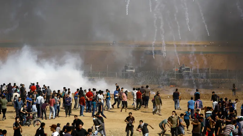 Momen Saat Demonstran Palestina Dihujani Gas Air Mata di Jalur Gaza