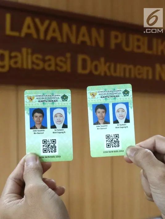 Petugas Kementerian Agama (Kemenag) menunjukan kartu nikah di kantor Kemenag, Jakarta, Rabu (14/11). Kartu nikah akan terhubung melalui aplikasi Sistem Informasi Manajemen Nikah (SIMKAH) yang memuat data pasangan pengantin. (Liputan6.com/Angga Yuniar)